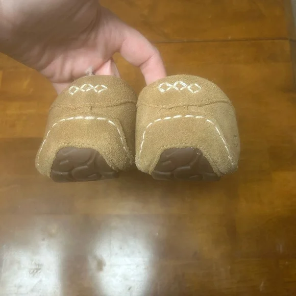 Women’s UGG slippers. - Picture 5 of 6